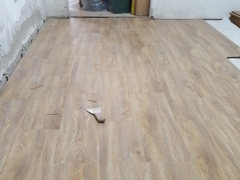 地面地板鋪貼：首先就需要找平地面，清潔地面 鋪裝地板前,最好對地面進(jìn)行清潔。先在地面上鋪上較軟較厚的專用地板墊，用于防水防潮。地板墊還有減震和保持地面平整的作用，比如哪里有點不平，可以鋪兩層。然后需要對地板進(jìn)行處理，主要是切割處理。地板鋪裝時，需要提前預(yù)留安裝踢腳線的空間。施工師傅的方法是，將提前準(zhǔn)備的一些厚度一致的小木塊擱在墻面和地板之間，木塊的厚度和踢腳線的厚度一致，以此留出放置踢腳線的空間。