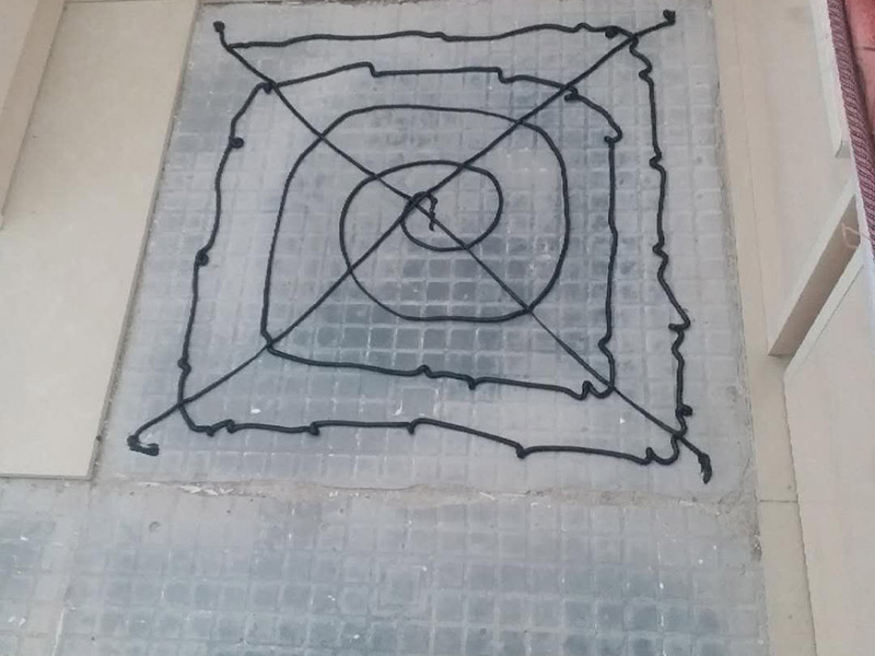 客廳地磚修補(bǔ)：沿瓷磚四周邊緣清除嵌縫白水泥，并用小鑿子仔細(xì)地拆除損壞瓷磚。瓷磚鑿掉后，用鋼鑿將底層水泥砂漿鑿掉，用力不得過(guò)重，否則會(huì)震碎其他完好的瓷磚。貼瓷磚前應(yīng)將瓷磚浸水濕潤(rùn)，晾干后在瓷磚背面薄薄地涂刮一層107膠水泥漿，然后用力加壓就位，并檢查新貼上的瓷磚是否與四周瓷磚齊平。新貼好的瓷磚的接縫仍要用白水泥漿填嵌，并清除瓷磚面上多余的水泥漿。