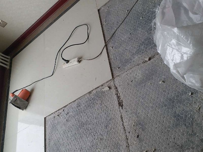 局部地磚修補(bǔ)：地磚使用的時(shí)間長了,難免會出現(xiàn)各種各樣的問題,地磚脫落就是很常見的問題之一，這多半是因?yàn)槭┕げ划?dāng)或者地磚老化而導(dǎo)致的。因?yàn)槊考颐繎舻卮u脫落的情況不同，因此相對于的解決方案也是不同的。如果砂漿未松動的話，只是瓷磚脫落的話，大家可以先把瓷磚背面和四周粘附的砂漿刮凈，再用107膠摻入少許水泥攪成糊狀，在瓷磚背面均勻地涂上薄薄的一層，稍后壓緊瓷磚就會粘牢了;如果地磚砂漿已剝落的話，那就要在原基面上輕輕鑿些毛坑后，再拌有107膠的沙漿重新鑲貼，在基礎(chǔ)面上刷一層后將脫落的瓷磚壓上去，直至沙漿硬化。