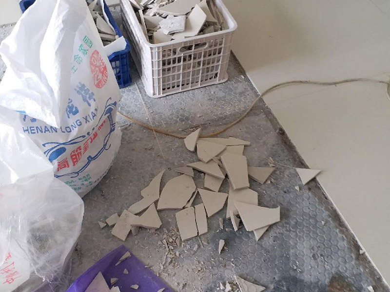 局部地磚修補(bǔ)：地磚使用的時(shí)間長了,難免會出現(xiàn)各種各樣的問題,地磚脫落就是很常見的問題之一，這多半是因?yàn)槭┕げ划?dāng)或者地磚老化而導(dǎo)致的。因?yàn)槊考颐繎舻卮u脫落的情況不同，因此相對于的解決方案也是不同的。如果砂漿未松動的話，只是瓷磚脫落的話，大家可以先把瓷磚背面和四周粘附的砂漿刮凈，再用107膠摻入少許水泥攪成糊狀，在瓷磚背面均勻地涂上薄薄的一層，稍后壓緊瓷磚就會粘牢了;如果地磚砂漿已剝落的話，那就要在原基面上輕輕鑿些毛坑后，再拌有107膠的沙漿重新鑲貼，在基礎(chǔ)面上刷一層后將脫落的瓷磚壓上去，直至沙漿硬化。