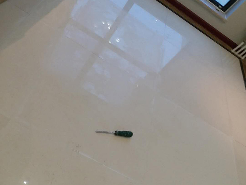 局部地磚修補(bǔ)：地磚使用的時(shí)間長了,難免會出現(xiàn)各種各樣的問題,地磚脫落就是很常見的問題之一，這多半是因?yàn)槭┕げ划?dāng)或者地磚老化而導(dǎo)致的。因?yàn)槊考颐繎舻卮u脫落的情況不同，因此相對于的解決方案也是不同的。如果砂漿未松動的話，只是瓷磚脫落的話，大家可以先把瓷磚背面和四周粘附的砂漿刮凈，再用107膠摻入少許水泥攪成糊狀，在瓷磚背面均勻地涂上薄薄的一層，稍后壓緊瓷磚就會粘牢了;如果地磚砂漿已剝落的話，那就要在原基面上輕輕鑿些毛坑后，再拌有107膠的沙漿重新鑲貼，在基礎(chǔ)面上刷一層后將脫落的瓷磚壓上去，直至沙漿硬化。