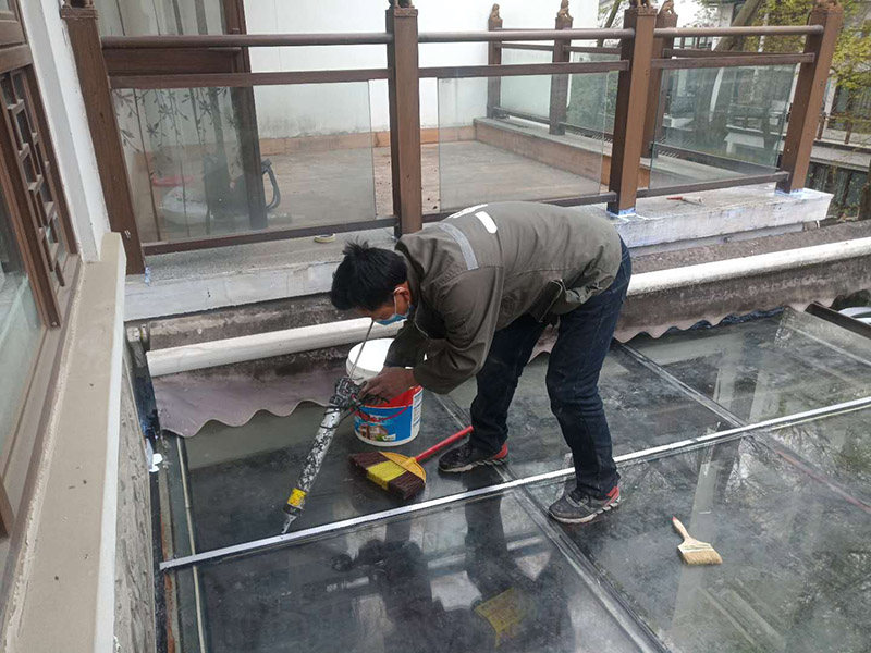 玻璃屋頂打膠防水：把陽光房的邊清理干凈。用結構膠往縫里填到60%。然后用和縫大小的泡抹棒往里壓填充，把膠往陽光房與型材的縫里擠。最后填充耐候密封膠，用刮刀來回30度角度刮2遍。缺膠的補上。30分內(nèi)把紙揭掉。陽光房的鋁合金、鋼材等框架材料連接處基本靠打建筑膠來固定與防漏水。建筑膠打膠前，需要將打膠處用溫布擦干凈且干了之后打膠，否則就算是用了高級的建筑膠，其實際效果只有普通建筑膠的效果，將會大大降低陽光房結構膠的使用壽命。