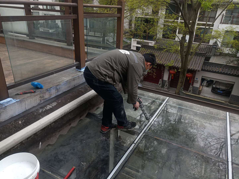 玻璃屋頂打膠防水：把陽光房的邊清理干凈。用結構膠往縫里填到60%。然后用和縫大小的泡抹棒往里壓填充，把膠往陽光房與型材的縫里擠。最后填充耐候密封膠，用刮刀來回30度角度刮2遍。缺膠的補上。30分內(nèi)把紙揭掉。陽光房的鋁合金、鋼材等框架材料連接處基本靠打建筑膠來固定與防漏水。建筑膠打膠前，需要將打膠處用溫布擦干凈且干了之后打膠，否則就算是用了高級的建筑膠，其實際效果只有普通建筑膠的效果，將會大大降低陽光房結構膠的使用壽命。
