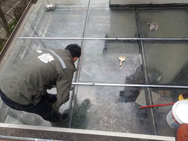 玻璃屋頂打膠防水：把陽光房的邊清理干凈。用結構膠往縫里填到60%。然后用和縫大小的泡抹棒往里壓填充，把膠往陽光房與型材的縫里擠。最后填充耐候密封膠，用刮刀來回30度角度刮2遍。缺膠的補上。30分內(nèi)把紙揭掉。陽光房的鋁合金、鋼材等框架材料連接處基本靠打建筑膠來固定與防漏水。建筑膠打膠前，需要將打膠處用溫布擦干凈且干了之后打膠，否則就算是用了高級的建筑膠，其實際效果只有普通建筑膠的效果，將會大大降低陽光房結構膠的使用壽命。