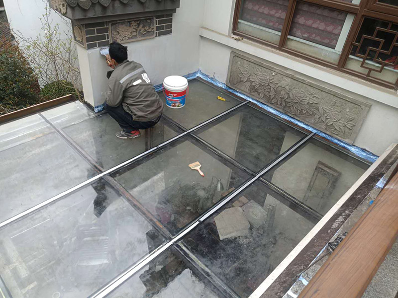 玻璃屋頂打膠防水：把陽光房的邊清理干凈。用結構膠往縫里填到60%。然后用和縫大小的泡抹棒往里壓填充，把膠往陽光房與型材的縫里擠。最后填充耐候密封膠，用刮刀來回30度角度刮2遍。缺膠的補上。30分內(nèi)把紙揭掉。陽光房的鋁合金、鋼材等框架材料連接處基本靠打建筑膠來固定與防漏水。建筑膠打膠前，需要將打膠處用溫布擦干凈且干了之后打膠，否則就算是用了高級的建筑膠，其實際效果只有普通建筑膠的效果，將會大大降低陽光房結構膠的使用壽命。