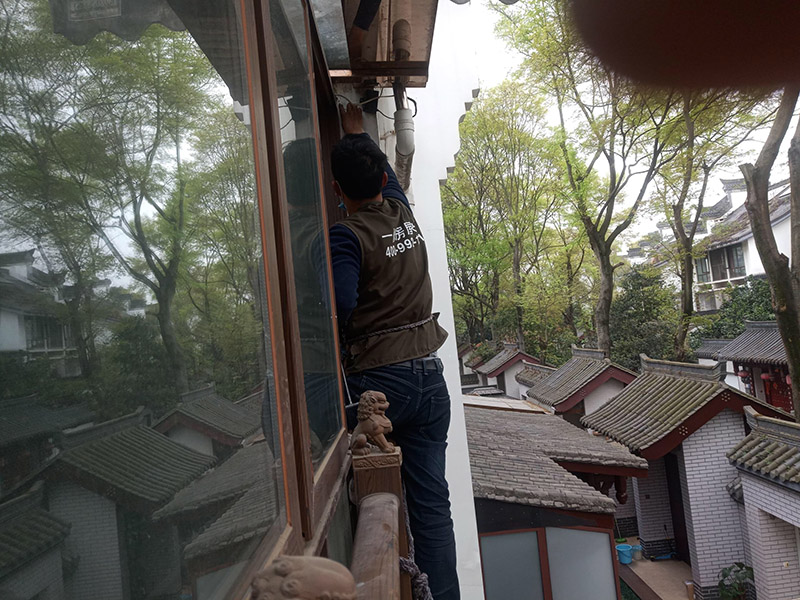 門窗框維修：應先用螺絲刀和手錘等工具將門窗扇先卸下來，拆卸過程中，要一人拆卸，一人負責門窗的穩(wěn)定。門拆除后要輕放，嚴禁高空推倒。門窗扇拆卸下來后，就可以拆除門窗框架了。一般首先需要用刀片把門窗框內(nèi)側(cè)的密封膠等切開，門窗如果是采用膨脹螺栓與墻體連接的，可直接用螺絲刀把膨脹螺栓取下;如果脹栓生銹，則可用沖擊鉆將其打碎;而如果是采用連接片連接的則直接使用沖擊鉆即可;如果窗框難以取下，則需用鋼鋸將靠墻的框中部鋸開取下。門窗拆卸時，可能對門窗洞口造成一定的破損，如果不進行處理，那么就不利于新門窗的安裝。因此，門窗拆卸完之后，需要復核洞口尺寸是否正確、是否做了橫平豎直，對不符合要求的洞口進行處理。