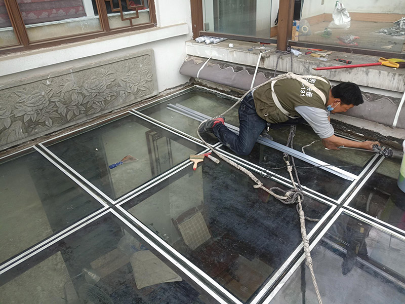 陽光房打防水膠：在陽光房施工完成后，如果陽光房與墻體有銜接的地方，一定要記住鏟去墻體上原有的涂料，否則粘合陽光房與墻體的膠水就不能很好的發(fā)揮粘合的作用，等到膠水完全凝固后會損壞墻體的涂料，造成陽光房的滲漏。最好的解決方法就是事先鏟去原墻體上涂料，在打膠之后，在陽光房與墻體接縫處上覆蓋防水擋板并且安裝一個排水槽，這樣就可以確保陽光房不漏水。