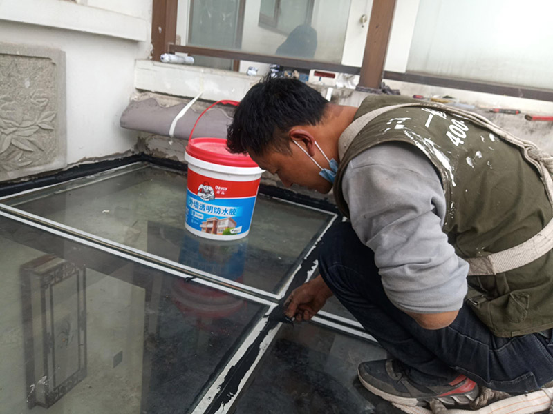 陽光房打防水膠：在陽光房施工完成后，如果陽光房與墻體有銜接的地方，一定要記住鏟去墻體上原有的涂料，否則粘合陽光房與墻體的膠水就不能很好的發(fā)揮粘合的作用，等到膠水完全凝固后會損壞墻體的涂料，造成陽光房的滲漏。最好的解決方法就是事先鏟去原墻體上涂料，在打膠之后，在陽光房與墻體接縫處上覆蓋防水擋板并且安裝一個排水槽，這樣就可以確保陽光房不漏水。