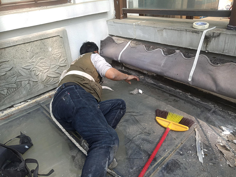 舊防水基層鏟除：1、清除空鼓，用水打濕墻面白粉層后鏟掉墻皮。裝修正式開始前，建議用切割機(jī)根據(jù)空鼓大小進(jìn)行切割清除，除去日后裂縫隱患。 2、清除浮灰，用界面劑輥刷墻面。用粗毛鋼刷去除墻面浮塵，然后整個(gè)墻面用界面劑輥刷一遍，或者用界面劑拉毛處理，增強(qiáng)封固層和找平層之間的附著力。在界面劑的選擇上，建議使用質(zhì)量稍微好一些的&ldquo;界面處理劑&rdquo;，市場上一般有分為高分子乳液性界面劑、水溶性高分子界面劑、淀粉類界面劑等。