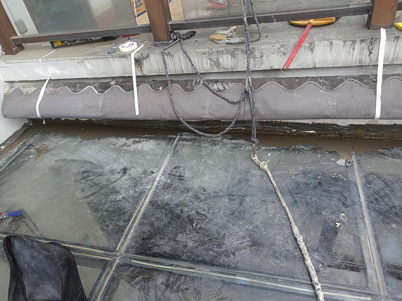 舊防水基層鏟除：1、清除空鼓，用水打濕墻面白粉層后鏟掉墻皮。裝修正式開始前，建議用切割機(jī)根據(jù)空鼓大小進(jìn)行切割清除，除去日后裂縫隱患。 2、清除浮灰，用界面劑輥刷墻面。用粗毛鋼刷去除墻面浮塵，然后整個(gè)墻面用界面劑輥刷一遍，或者用界面劑拉毛處理，增強(qiáng)封固層和找平層之間的附著力。在界面劑的選擇上，建議使用質(zhì)量稍微好一些的&ldquo;界面處理劑&rdquo;，市場上一般有分為高分子乳液性界面劑、水溶性高分子界面劑、淀粉類界面劑等。