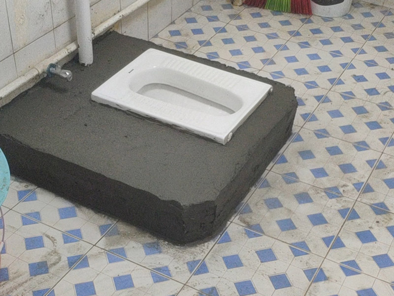 水泥砌蹲便：1、蹲便器的排污口和落水管的預(yù)留口均涂上粘結(jié)劑或者膠泥，將蹲便器的排污口與落水管的預(yù)留口接駁好，校正蹲便器位置。砌磚固定蹲便器，要預(yù)留填碎石的缺口。 2、待粘結(jié)劑干后，往蹲便器內(nèi)試沖水，觀察接口是否漏水。然后在地面和蹲便器之間填入碎石土，嚴禁真入水泥混凝土。用磚封閉缺口。較后在磚外面批水泥砂漿(水泥：砂=1：3)，貼上瓷磚。 3、與蹲便器相配合安裝的沖水閥分為：手壓式?jīng)_水閥和腳踏式?jīng)_水閥。 4、與蹲便器相配合安裝的水箱，水箱安裝高度距離便器水圈1.8米，水壓要求0.14~0.55Mpa為宜，才能有效達到良好的沖水效果。