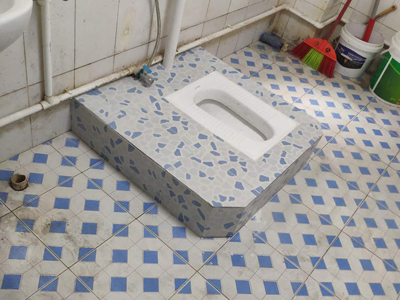 水泥砌蹲便：1、蹲便器的排污口和落水管的預(yù)留口均涂上粘結(jié)劑或者膠泥，將蹲便器的排污口與落水管的預(yù)留口接駁好，校正蹲便器位置。砌磚固定蹲便器，要預(yù)留填碎石的缺口。 2、待粘結(jié)劑干后，往蹲便器內(nèi)試沖水，觀察接口是否漏水。然后在地面和蹲便器之間填入碎石土，嚴禁真入水泥混凝土。用磚封閉缺口。較后在磚外面批水泥砂漿(水泥：砂=1：3)，貼上瓷磚。 3、與蹲便器相配合安裝的沖水閥分為：手壓式?jīng)_水閥和腳踏式?jīng)_水閥。 4、與蹲便器相配合安裝的水箱，水箱安裝高度距離便器水圈1.8米，水壓要求0.14~0.55Mpa為宜，才能有效達到良好的沖水效果。