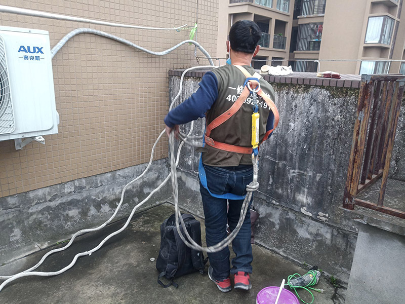 高空施工安全措施：先在高處使用的安全帶，各種零件不得有任何拆卸，如果有損壞的更是不得使用。然后登高作業(yè)使用的梯子要堅(jiān)固，放置要平穩(wěn)，梯子坡度以60到70度比較好，在安置防滑裝備。隨后高處作業(yè)現(xiàn)在必須有監(jiān)護(hù)人，在作業(yè)前監(jiān)護(hù)人和作業(yè)人員應(yīng)該認(rèn)真檢查在清理好現(xiàn)場(chǎng)。最后就是高處作業(yè)人員要按照設(shè)置的通道和扶梯行走不能貪圖方便就可以隨便亂走胡亂攀爬。