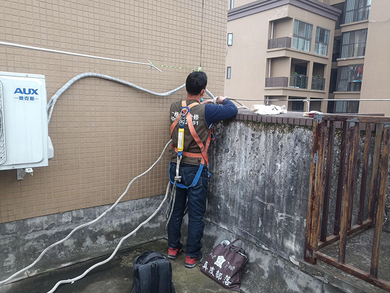 高空施工安全措施：先在高處使用的安全帶，各種零件不得有任何拆卸，如果有損壞的更是不得使用。然后登高作業(yè)使用的梯子要堅(jiān)固，放置要平穩(wěn)，梯子坡度以60到70度比較好，在安置防滑裝備。隨后高處作業(yè)現(xiàn)在必須有監(jiān)護(hù)人，在作業(yè)前監(jiān)護(hù)人和作業(yè)人員應(yīng)該認(rèn)真檢查在清理好現(xiàn)場(chǎng)。最后就是高處作業(yè)人員要按照設(shè)置的通道和扶梯行走不能貪圖方便就可以隨便亂走胡亂攀爬。