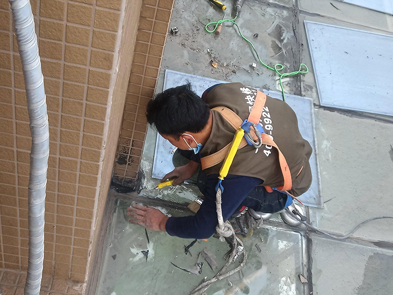 玻璃舊防水鏟除：把原先的玻璃膠鏟除干凈，用吹風(fēng)機(jī)或是紙巾把水分弄干，保證需要打玻璃膠的位置的干燥，然后再開(kāi)始打膠。注意：記住打膠的時(shí)候，里外都要打上。要等上24小時(shí)，等到玻璃膠完全干透后，才可以繼續(xù)使用。要選用正規(guī)廠商生產(chǎn)的質(zhì)量好的玻璃膠，否則在衛(wèi)生間潮濕的環(huán)境中，很容易發(fā)霉。最好在裝修衛(wèi)生間之前和工人師傅溝通好，讓他們對(duì)擋水條進(jìn)行預(yù)埋，這樣才能從根源上避免以后出現(xiàn)的滲水問(wèn)題。 