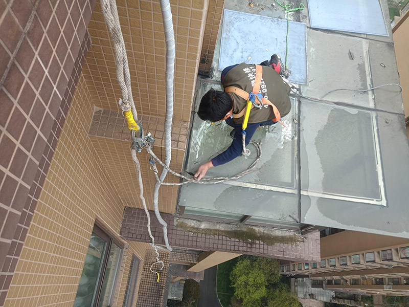 玻璃舊防水鏟除：把原先的玻璃膠鏟除干凈，用吹風(fēng)機(jī)或是紙巾把水分弄干，保證需要打玻璃膠的位置的干燥，然后再開(kāi)始打膠。注意：記住打膠的時(shí)候，里外都要打上。要等上24小時(shí)，等到玻璃膠完全干透后，才可以繼續(xù)使用。要選用正規(guī)廠商生產(chǎn)的質(zhì)量好的玻璃膠，否則在衛(wèi)生間潮濕的環(huán)境中，很容易發(fā)霉。最好在裝修衛(wèi)生間之前和工人師傅溝通好，讓他們對(duì)擋水條進(jìn)行預(yù)埋，這樣才能從根源上避免以后出現(xiàn)的滲水問(wèn)題。 