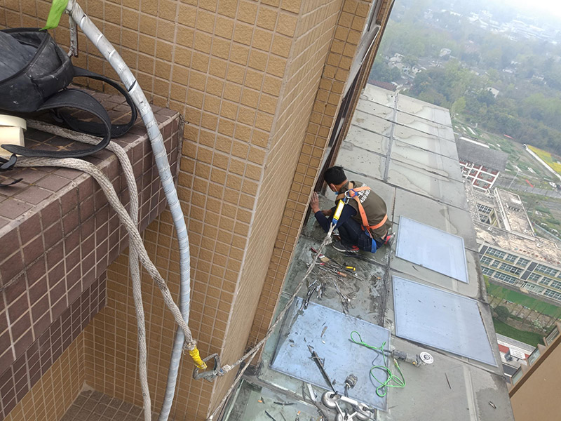 玻璃舊防水鏟除：把原先的玻璃膠鏟除干凈，用吹風(fēng)機(jī)或是紙巾把水分弄干，保證需要打玻璃膠的位置的干燥，然后再開(kāi)始打膠。注意：記住打膠的時(shí)候，里外都要打上。要等上24小時(shí)，等到玻璃膠完全干透后，才可以繼續(xù)使用。要選用正規(guī)廠商生產(chǎn)的質(zhì)量好的玻璃膠，否則在衛(wèi)生間潮濕的環(huán)境中，很容易發(fā)霉。最好在裝修衛(wèi)生間之前和工人師傅溝通好，讓他們對(duì)擋水條進(jìn)行預(yù)埋，這樣才能從根源上避免以后出現(xiàn)的滲水問(wèn)題。 