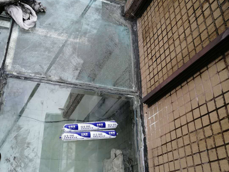 玻璃舊防水鏟除：把原先的玻璃膠鏟除干凈，用吹風(fēng)機(jī)或是紙巾把水分弄干，保證需要打玻璃膠的位置的干燥，然后再開(kāi)始打膠。注意：記住打膠的時(shí)候，里外都要打上。要等上24小時(shí)，等到玻璃膠完全干透后，才可以繼續(xù)使用。要選用正規(guī)廠商生產(chǎn)的質(zhì)量好的玻璃膠，否則在衛(wèi)生間潮濕的環(huán)境中，很容易發(fā)霉。最好在裝修衛(wèi)生間之前和工人師傅溝通好，讓他們對(duì)擋水條進(jìn)行預(yù)埋，這樣才能從根源上避免以后出現(xiàn)的滲水問(wèn)題。 