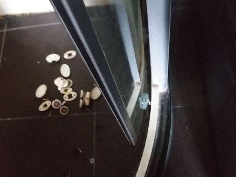 浴室更換推拉滑輪：1.拆卸移門推拉門 1、首先一只手垂直于地面抬起拉門的一端,一只手掠過(guò)拉門滑輪下部,托起滑輪。 2、然后從軌道抬出拉門一端,放下。 3、同理,移門另外一端跟前面兩步一樣抬出軌道放下。4、接著然后雙手握住拉門兩端向上抬起。