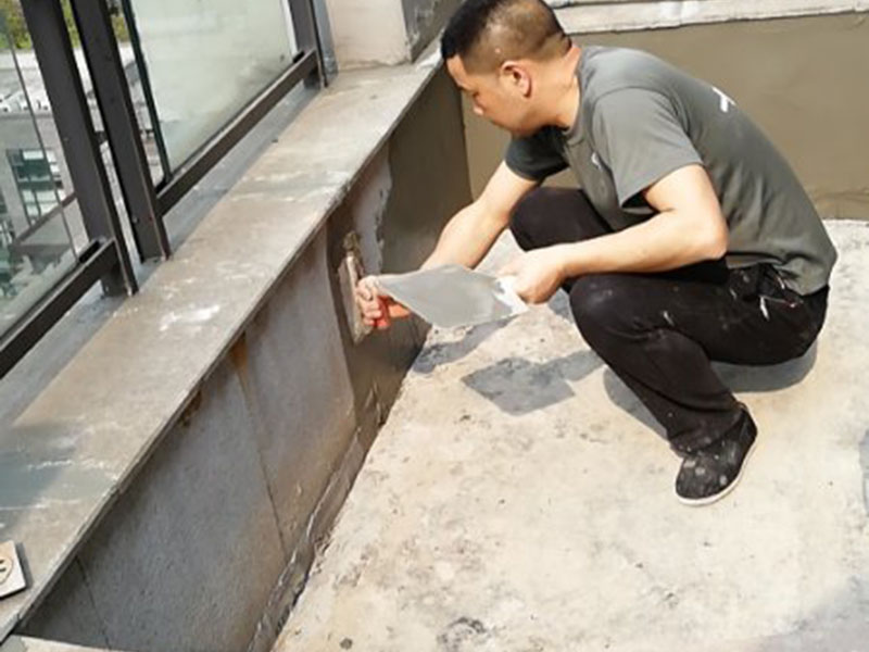 屋頂陽臺防水：1、將原防水層根除以后，找平，將本來下部保溫層里存的水進(jìn)行排干，設(shè)一些排氣孔做排氣辦法，將保溫層里的水分排干。 2、做完防水層以后，必定要做找坡處理，不要形成屋面部分存水，通常設(shè)置水泥砂漿找平找坡，找坡的斜度不小于3％。 3、做完防水以后，需求進(jìn)行閉水實(shí)驗(yàn)，不漏水為合格，美化，在做美化和土建交叉作業(yè)的情況下，盡量不要損壞下部的防水層，一旦損壞了，要及時修補(bǔ)處理。