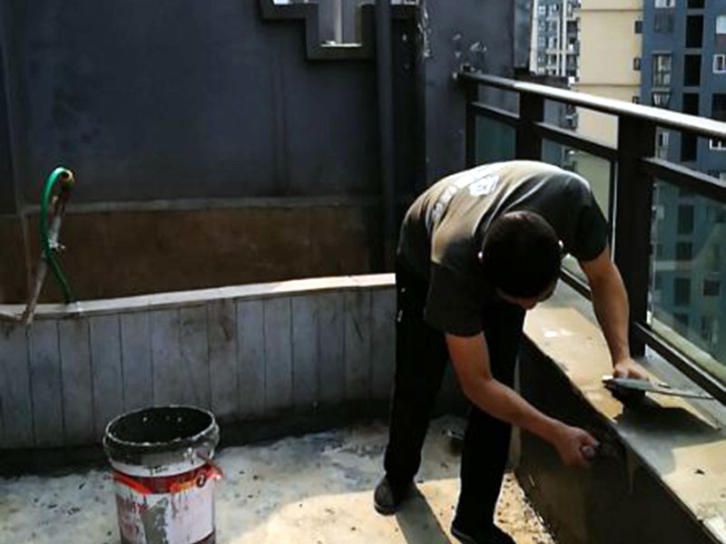 屋頂陽臺防水：1、將原防水層根除以后，找平，將本來下部保溫層里存的水進(jìn)行排干，設(shè)一些排氣孔做排氣辦法，將保溫層里的水分排干。 2、做完防水層以后，必定要做找坡處理，不要形成屋面部分存水，通常設(shè)置水泥砂漿找平找坡，找坡的斜度不小于3％。 3、做完防水以后，需求進(jìn)行閉水實(shí)驗(yàn)，不漏水為合格，美化，在做美化和土建交叉作業(yè)的情況下，盡量不要損壞下部的防水層，一旦損壞了，要及時修補(bǔ)處理。