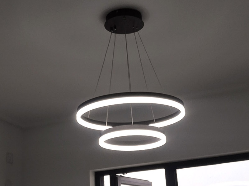 全屋燈具安裝：首先將買來的燈具包裝打開，將里邊的配件區(qū)分，安裝配件/燈具配件/燈具，分好類了進(jìn)行燈具的進(jìn)行配套固定，然后開始進(jìn)行房頂?shù)臏y量，進(jìn)行找中就是房間的正中，一般都有房屋基礎(chǔ)留的電線盒，將燈具的固定底座的中心與房頂找的中心重合，然后底座固定的點(diǎn)位就是固定螺栓的點(diǎn)位，然后打眼，打眼現(xiàn)在一般的重的燈（超過10斤）/客廳燈用鐵膨脹螺栓10號轉(zhuǎn)頭打眼；如果是比較輕的燈用塑料脹管即可8號轉(zhuǎn)頭打眼。最后將電線與頂上的電線接上，然后試一下效果，可以得話，將底座固定好后，將燈掛上。