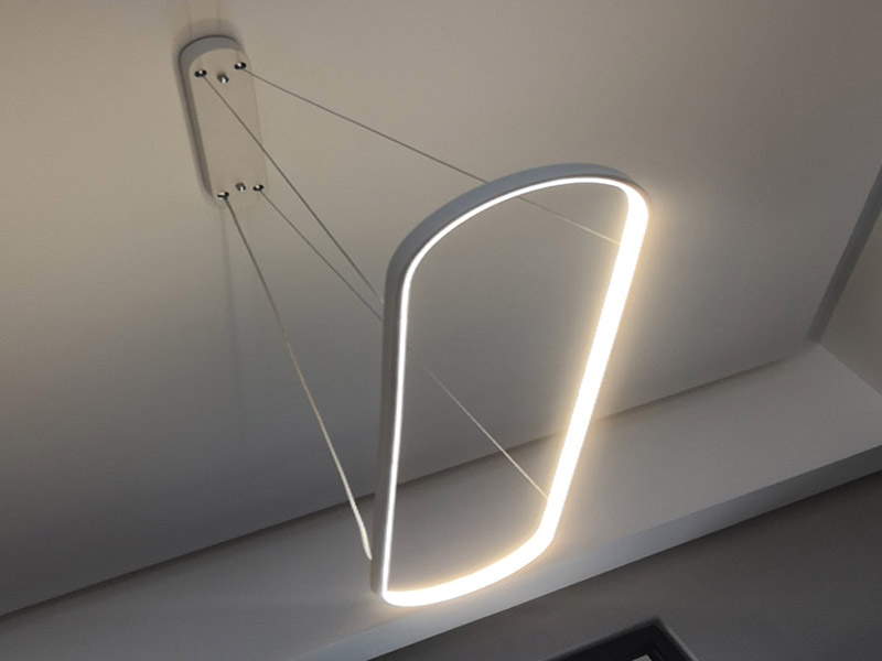 全屋燈具安裝：首先將買來的燈具包裝打開，將里邊的配件區(qū)分，安裝配件/燈具配件/燈具，分好類了進(jìn)行燈具的進(jìn)行配套固定，然后開始進(jìn)行房頂?shù)臏y量，進(jìn)行找中就是房間的正中，一般都有房屋基礎(chǔ)留的電線盒，將燈具的固定底座的中心與房頂找的中心重合，然后底座固定的點(diǎn)位就是固定螺栓的點(diǎn)位，然后打眼，打眼現(xiàn)在一般的重的燈（超過10斤）/客廳燈用鐵膨脹螺栓10號轉(zhuǎn)頭打眼；如果是比較輕的燈用塑料脹管即可8號轉(zhuǎn)頭打眼。最后將電線與頂上的電線接上，然后試一下效果，可以得話，將底座固定好后，將燈掛上。