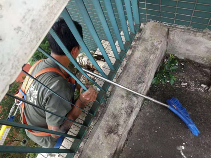 外墻管道防水維修：關閉水管總閥(即水表前面的水管開關)。打開房間里面的水龍頭20分鐘，確保沒水再滴后關閉所有的水龍頭。關閉馬桶水箱和洗衣機等具蓄水功能的設備進水開關。打開水管總閥。打開總閥后20分鐘查看水表是否走動，包括緩慢的去動。如果有走動，即為漏水了；如果沒有走動，即沒事。