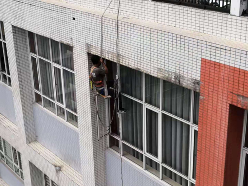 外墻管道防水維修：關閉水管總閥(即水表前面的水管開關)。打開房間里面的水龍頭20分鐘，確保沒水再滴后關閉所有的水龍頭。關閉馬桶水箱和洗衣機等具蓄水功能的設備進水開關。打開水管總閥。打開總閥后20分鐘查看水表是否走動，包括緩慢的去動。如果有走動，即為漏水了；如果沒有走動，即沒事。