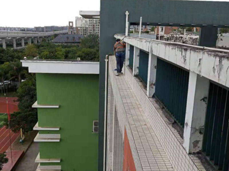 外墻管道防水維修：關閉水管總閥(即水表前面的水管開關)。打開房間里面的水龍頭20分鐘，確保沒水再滴后關閉所有的水龍頭。關閉馬桶水箱和洗衣機等具蓄水功能的設備進水開關。打開水管總閥。打開總閥后20分鐘查看水表是否走動，包括緩慢的去動。如果有走動，即為漏水了；如果沒有走動，即沒事。