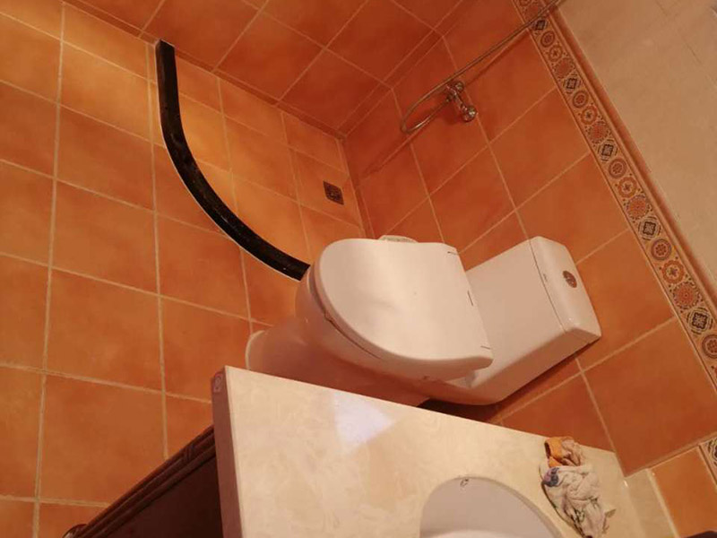 衛(wèi)生間裝修翻新：衛(wèi)生間的翻修，在重新做地板的時(shí)候要助于選擇防水的地板以及在鋪設(shè)地板時(shí)做好防水層，衛(wèi)生間的地板翻新，要注意在原有基礎(chǔ)上加強(qiáng)防水，對(duì)洗漱臺(tái)、淋浴房等重新設(shè)計(jì)，看是否有必要增加防水層高度。衛(wèi)生間的排水管道以及來(lái)水管道都要注意，盡量不要做大的改動(dòng)，保持原有的管道，換掉出現(xiàn)問(wèn)題的管道，還有就是要注意對(duì)龍頭閥門(mén)的安裝，在衛(wèi)生間里的明管無(wú)法掩藏改動(dòng)的要對(duì)其進(jìn)行防銹處理。