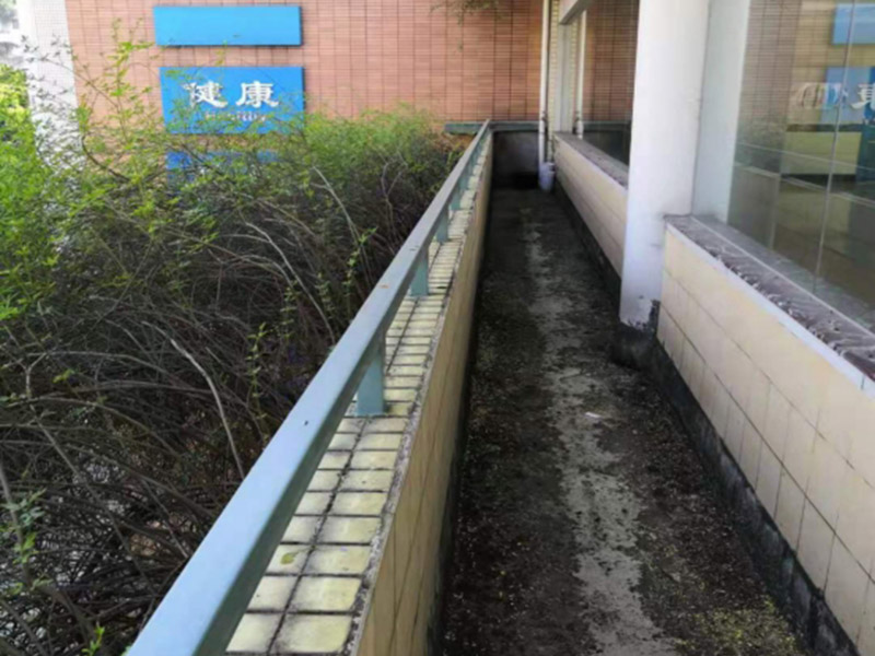 陽臺欄桿翻新：首先需要用砂紙擦亮欄桿的銹蝕，但必須擦亮干凈、生銹和迅速脫落的油漆。研磨干凈后，先刷一刷防銹漆，只有先刷一下防銹漆對欄桿的氧化反應(yīng)有很好的隔離效果，所以不易生銹。最后，好的防銹漆可以刷出油漆的表面，此時油漆刷必須攪拌均勻，所以刷漆的顏色可以均勻，不易脫落。