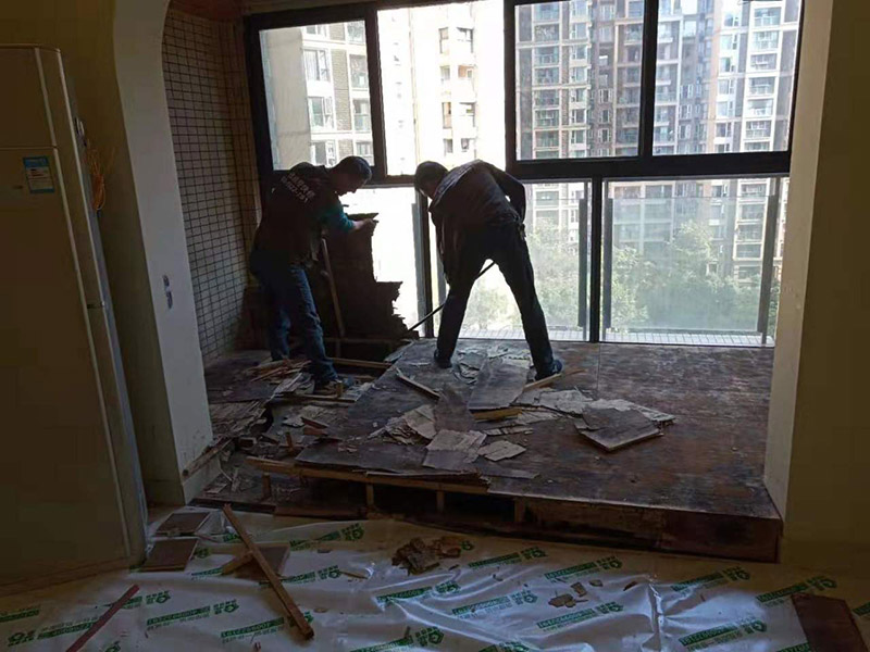 客廳陽臺(tái)地板拆除：先從踢腳線的開始拆，用平口啰嗦刀沿著踢腳線開始劃開。把踢腳線劃開后，就能把踢腳邊取下。地板就松動(dòng)了，再順著松動(dòng)的地板移動(dòng)，讓更大面積的地板繼續(xù)松動(dòng)。只到能方便取下，再動(dòng)手取地板。拆地板的時(shí)候，不要亂拆，要順著地板的順序拆。一塊一塊的拆下，在拆的過程中若不好取，就要螺絲刀幫忙，就好拆多了。雖然舊地板還能有利于價(jià)值，所以拆的時(shí)候要盡量保存完整。但在拆地板的時(shí)候，即使再小心都會(huì)有破損的，所以要有這些心理準(zhǔn)備。待舊地板完全拆完后，把地面清掃干凈。再晾一段時(shí)間才能重新裝地板，因此潮濕的地面是不適合裝地板的，等完全干燥透了再鋪新的地板。