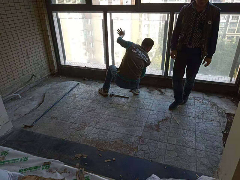 客廳陽臺(tái)地板拆除：先從踢腳線的開始拆，用平口啰嗦刀沿著踢腳線開始劃開。把踢腳線劃開后，就能把踢腳邊取下。地板就松動(dòng)了，再順著松動(dòng)的地板移動(dòng)，讓更大面積的地板繼續(xù)松動(dòng)。只到能方便取下，再動(dòng)手取地板。拆地板的時(shí)候，不要亂拆，要順著地板的順序拆。一塊一塊的拆下，在拆的過程中若不好取，就要螺絲刀幫忙，就好拆多了。雖然舊地板還能有利于價(jià)值，所以拆的時(shí)候要盡量保存完整。但在拆地板的時(shí)候，即使再小心都會(huì)有破損的，所以要有這些心理準(zhǔn)備。待舊地板完全拆完后，把地面清掃干凈。再晾一段時(shí)間才能重新裝地板，因此潮濕的地面是不適合裝地板的，等完全干燥透了再鋪新的地板。