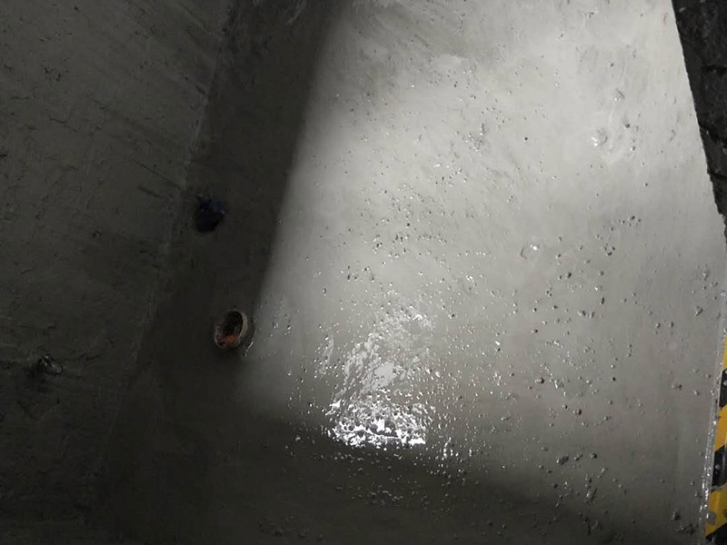 衛(wèi)生間基層防水：1.利用水泥砂漿水泥砂漿或豆石混凝土鋪平坡度。2.利用管根密封膏封嚴(yán)管線，管線要穿透樓板根部。刷防水涂料時(shí)可以貼1-2層玻璃絲布加強(qiáng)防水性。3.墻壁表面打磨成干凈平光沒(méi)有顆?；覊m，墻壁與地面的交接區(qū)域注意原角和坡角的設(shè)置。4.聚氨酯防水涂膜由管根和墻角處開(kāi)始進(jìn)行涂抹，在常溫下經(jīng)過(guò)4小時(shí)放干后，再大面積涂抹和刮刷。注意涂料總厚度大于1. 5毫米，不能有漏刮和鼓泡的不良現(xiàn)象。24小時(shí)后立面涂刷下一層，之后再以垂直的方向進(jìn)行二次涂刷。最后涂膜半固化，拋甩粗砂粒方便與水泥砂漿融合。5.防水層的設(shè)置與具體區(qū)域有關(guān)。防水地面的防水層應(yīng)高出地面200寬，地面防水層應(yīng)超出衛(wèi)生間門(mén)口以外300寬。而又淋浴的衛(wèi)生間墻面防水層則應(yīng)設(shè)置為高出地面1800寬。6.展開(kāi)閉水實(shí)驗(yàn)的時(shí)候，先完成防水工作再利用包立管方法。之后再局部進(jìn)行防水。閉水試驗(yàn)也可為了避免破壞地面防水層而免做。