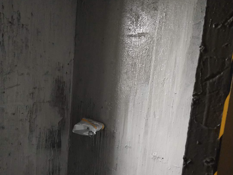 衛(wèi)生間基層防水：1.利用水泥砂漿水泥砂漿或豆石混凝土鋪平坡度。2.利用管根密封膏封嚴(yán)管線，管線要穿透樓板根部。刷防水涂料時(shí)可以貼1-2層玻璃絲布加強(qiáng)防水性。3.墻壁表面打磨成干凈平光沒(méi)有顆?；覊m，墻壁與地面的交接區(qū)域注意原角和坡角的設(shè)置。4.聚氨酯防水涂膜由管根和墻角處開(kāi)始進(jìn)行涂抹，在常溫下經(jīng)過(guò)4小時(shí)放干后，再大面積涂抹和刮刷。注意涂料總厚度大于1. 5毫米，不能有漏刮和鼓泡的不良現(xiàn)象。24小時(shí)后立面涂刷下一層，之后再以垂直的方向進(jìn)行二次涂刷。最后涂膜半固化，拋甩粗砂粒方便與水泥砂漿融合。5.防水層的設(shè)置與具體區(qū)域有關(guān)。防水地面的防水層應(yīng)高出地面200寬，地面防水層應(yīng)超出衛(wèi)生間門(mén)口以外300寬。而又淋浴的衛(wèi)生間墻面防水層則應(yīng)設(shè)置為高出地面1800寬。6.展開(kāi)閉水實(shí)驗(yàn)的時(shí)候，先完成防水工作再利用包立管方法。之后再局部進(jìn)行防水。閉水試驗(yàn)也可為了避免破壞地面防水層而免做。