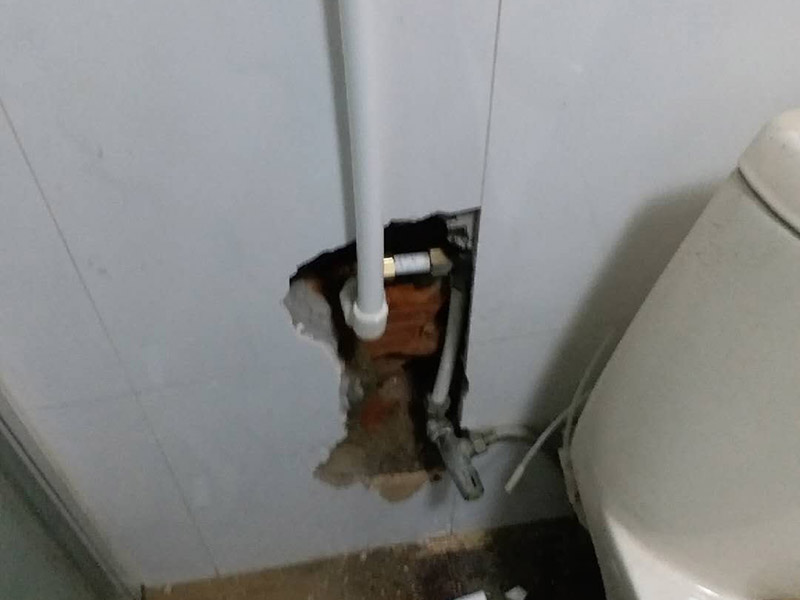 暗管改明管維修：房子里明裝的管道,適合于土建的粉飾作業(yè)結(jié)束之后施行,配裝之前,需要幫助土建準(zhǔn)確的預(yù)留或者是預(yù)埋孔洞以及套管。明敷的給水立管宜布置在靠近用水量大的衛(wèi)生器具的墻角、墻邊或立柱旁。   明敷的給水管不得穿越臥室、儲藏室以及煙道、風(fēng)道；給水管道不得緊挨熱源；給水立管距熱水器或者灶邊凈距不得小于內(nèi)400mm，當(dāng)條件不具備時，但最小凈距不得小于200mm。   根據(jù)住宅給水管道工程防凍保濕技術(shù)規(guī)程的要求給水管無論是室外明露敷設(shè)時，還是在室內(nèi)明敷都要考慮的一些可能的情況，如可能有冬季較容低溫度的冰凍現(xiàn)象，這時在鋪設(shè)時就應(yīng)采取防凍措施，確保管道外觀美觀的同時，應(yīng)用更加安全。