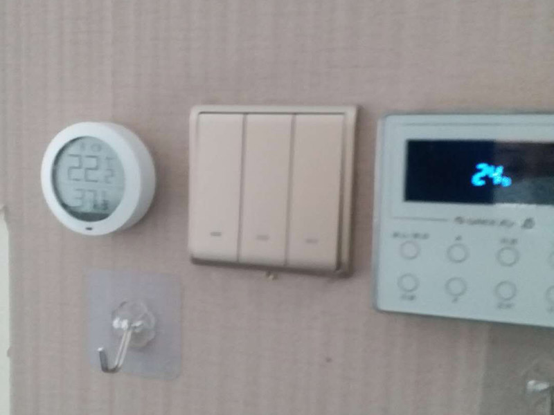 更換開關(guān)插座面板：首先斷開家里的總電源，然后用改錐撬動開關(guān)面板邊上的凹槽，面板的第1層就打開了，可以看到里面有兩顆螺絲擰開，這樣整個面板就可以被拉出，可以看到里面的電盒，以及電線，擰開面板里面的螺絲把電線取出，但是要記住，電線的位置，他們分別是火線，地線，零線。然后換上新的面板，注意三根電線千萬不要接錯，位置是一樣的，換好以后，按照原來的順序安裝好面板打開電源，試一下開關(guān)，正常了就可以了。