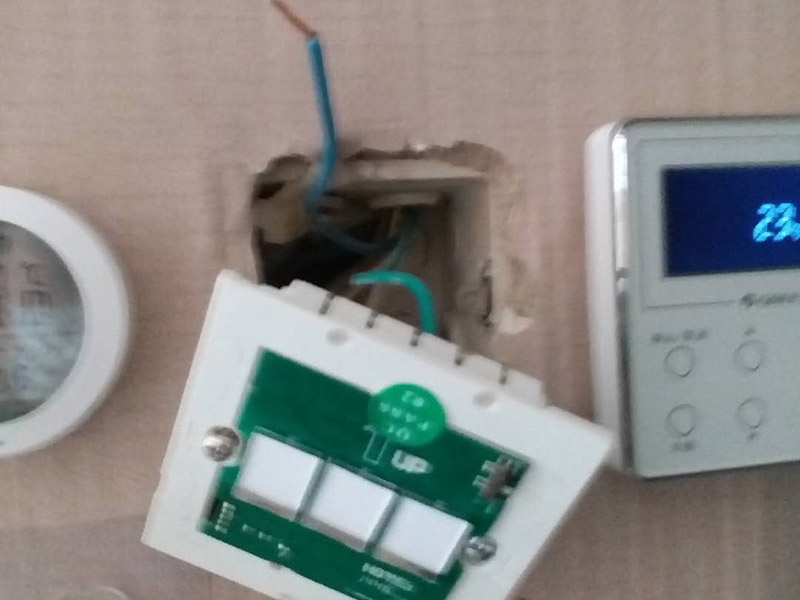 更換開關(guān)插座面板：首先斷開家里的總電源，然后用改錐撬動開關(guān)面板邊上的凹槽，面板的第1層就打開了，可以看到里面有兩顆螺絲擰開，這樣整個面板就可以被拉出，可以看到里面的電盒，以及電線，擰開面板里面的螺絲把電線取出，但是要記住，電線的位置，他們分別是火線，地線，零線。然后換上新的面板，注意三根電線千萬不要接錯，位置是一樣的，換好以后，按照原來的順序安裝好面板打開電源，試一下開關(guān)，正常了就可以了。