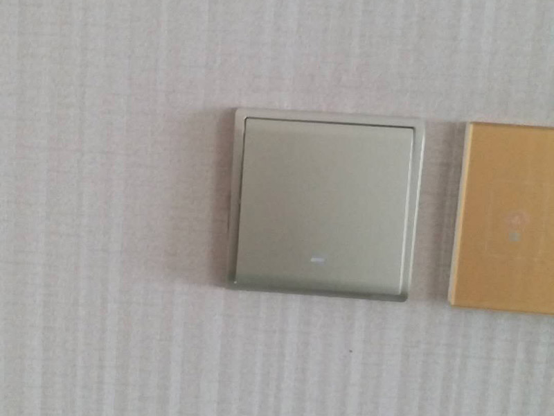 更換開關(guān)插座面板：首先斷開家里的總電源，然后用改錐撬動開關(guān)面板邊上的凹槽，面板的第1層就打開了，可以看到里面有兩顆螺絲擰開，這樣整個面板就可以被拉出，可以看到里面的電盒，以及電線，擰開面板里面的螺絲把電線取出，但是要記住，電線的位置，他們分別是火線，地線，零線。然后換上新的面板，注意三根電線千萬不要接錯，位置是一樣的，換好以后，按照原來的順序安裝好面板打開電源，試一下開關(guān)，正常了就可以了。