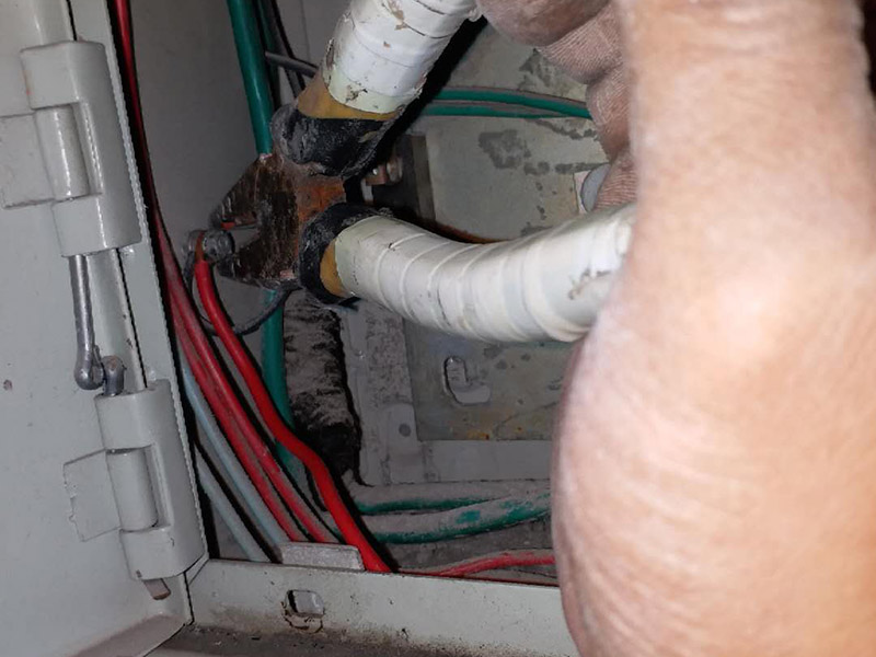 總閘接地線維修：1、裝設(shè)和拆除接地線時(shí)，必須兩人進(jìn)行。當(dāng)驗(yàn)明設(shè)備確實(shí)無(wú)電后，應(yīng)立即將檢修設(shè)備接地，并將三相短路。2、裝設(shè)和拆除接地線均應(yīng)使用絕緣棒并戴絕緣手套。3、裝設(shè)接地線必須先接接地端，后接導(dǎo)體端，必須接觸牢固。4、拆除接地線的順序與裝設(shè)接地線相反。