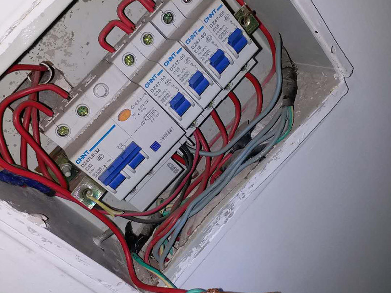 總閘接地線維修：1、裝設(shè)和拆除接地線時(shí)，必須兩人進(jìn)行。當(dāng)驗(yàn)明設(shè)備確實(shí)無(wú)電后，應(yīng)立即將檢修設(shè)備接地，并將三相短路。2、裝設(shè)和拆除接地線均應(yīng)使用絕緣棒并戴絕緣手套。3、裝設(shè)接地線必須先接接地端，后接導(dǎo)體端，必須接觸牢固。4、拆除接地線的順序與裝設(shè)接地線相反。