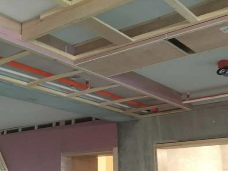 客廳吊頂裝修：客廳吊頂安裝前需要先畫好吊頂?shù)母鱾€尺寸，然后在房頂上固定好位置，再用沖擊鉆打孔，最后再把大龍骨用膨脹螺絲固定好。接下來將地上訂好的骨架托上天花板上，用方條當(dāng)固定柱，并且橫豎都要打水平線來固定骨架，按照圖紙的的尺寸將多余的骨架鋸掉。下一步就是需要固定石膏板了，建議用十字架撐著吊頂上的石膏板，用螺絲加以固定，多余的石膏板需要切除。這樣之吊頂就差不多做好了。