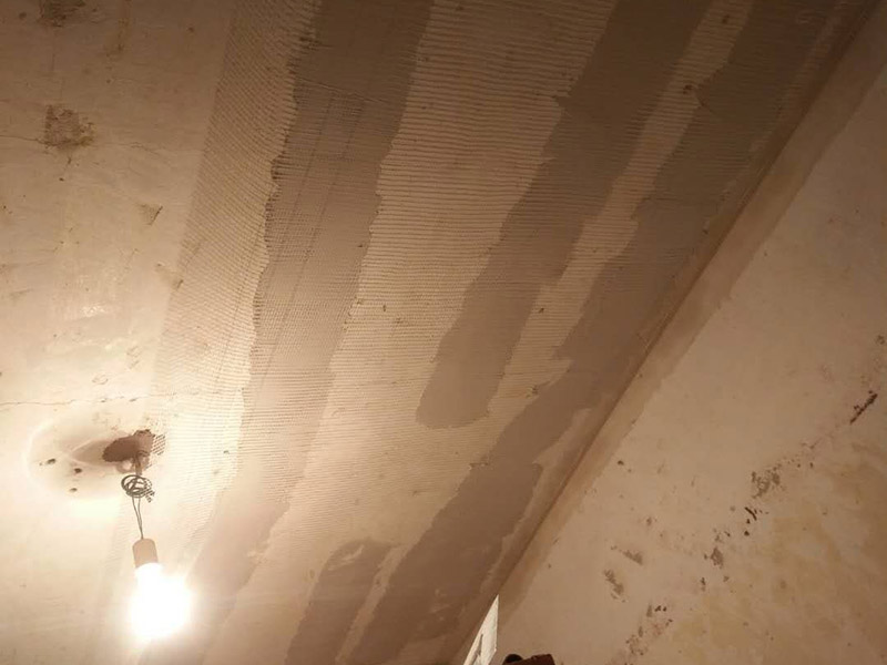 頂面墻面掛網裝修：新房毛坯房抹灰面未經過任何處理的情況下,如果表面平整度、磨砂面均勻,無空鼓、裂痕,完全可以不必掛網。但是,對于水泥砂漿或是混合砂漿(大多數(shù)是)達不到上述要求和質量,且表面的不均勻的細小紋理裂痕,采用掛網工藝,可以有效的避免后期的面層龜裂的產生,更好的保證墻面的質量。特別是抹灰墻面長久使用過程中,也會有一些生活過程中產生的震動和共振,掛網對墻面整體面層會起到一定的保障作用的。