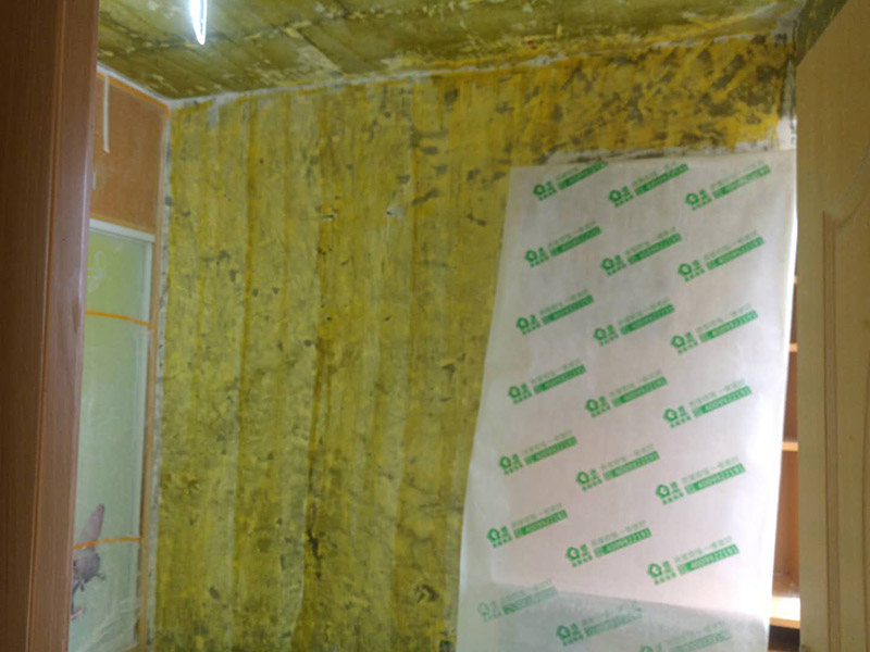 全屋墻面裝修翻新：舊墻面在翻新前一定要做墻面基底處理，粉化嚴(yán)重的要全部鏟除，鏟除后抹上一層白水泥，原來(lái)墻面過(guò)于光滑、刷過(guò)油漆的鏟除后還要做打磨處理，把粘結(jié)不牢的表皮去掉，便于新涂料和墻體粘結(jié)。對(duì)于老房翻新，墻面一定要做底漆，如果沒(méi)有刷底漆就直接上面漆的話，時(shí)間一長(zhǎng)墻面容易起泡、發(fā)霉，太陽(yáng)照曬時(shí)間長(zhǎng)了也容易變色。墻面色差是修補(bǔ)墻面時(shí)需要盡量避免的，為此，應(yīng)該注意按照油漆桶的說(shuō)明配比、涂刷，最好估算好用量，一次準(zhǔn)備足夠的量，這樣能保證墻面顏色一致，也能避免用量不足重新調(diào)配出來(lái)的顏色有差異。