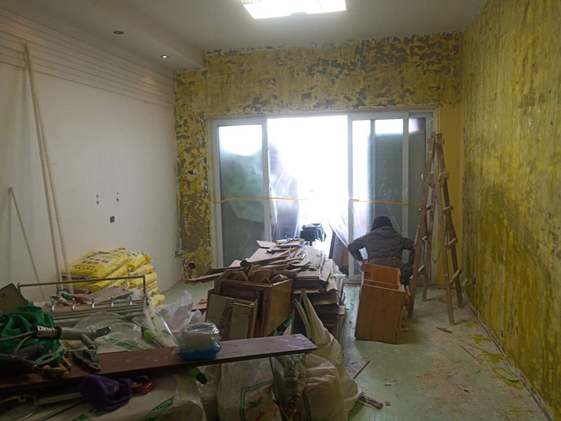 全屋墻面裝修翻新：舊墻面在翻新前一定要做墻面基底處理，粉化嚴(yán)重的要全部鏟除，鏟除后抹上一層白水泥，原來(lái)墻面過(guò)于光滑、刷過(guò)油漆的鏟除后還要做打磨處理，把粘結(jié)不牢的表皮去掉，便于新涂料和墻體粘結(jié)。對(duì)于老房翻新，墻面一定要做底漆，如果沒(méi)有刷底漆就直接上面漆的話，時(shí)間一長(zhǎng)墻面容易起泡、發(fā)霉，太陽(yáng)照曬時(shí)間長(zhǎng)了也容易變色。墻面色差是修補(bǔ)墻面時(shí)需要盡量避免的，為此，應(yīng)該注意按照油漆桶的說(shuō)明配比、涂刷，最好估算好用量，一次準(zhǔn)備足夠的量，這樣能保證墻面顏色一致，也能避免用量不足重新調(diào)配出來(lái)的顏色有差異。