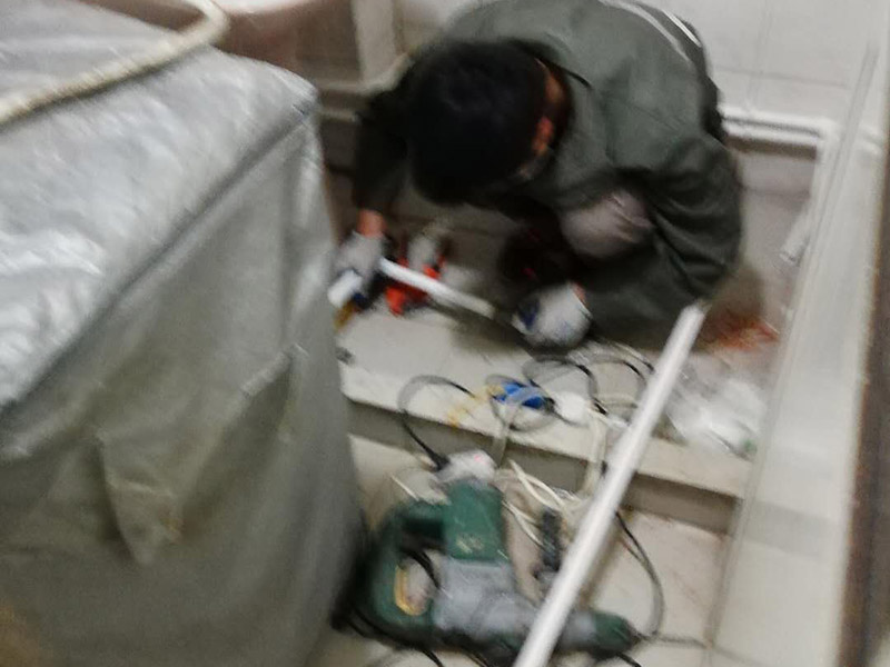 櫥柜裝修翻新：櫥柜翻新首先看下內(nèi)部柜體是否完好，如果還可以的話，我們只需要更換櫥柜門就可以了，畢竟全部換柜很麻煩，只要換個相同尺寸的櫥柜門就會有煥然一新的感覺?；蛘吖耋w本身材料還可以只是外表的漆面有脫落，比較難看，那么可以用沙皮刷掉表面漆層，然后重新噴涂其他漆色來換新處理。不然就全部更換舊的櫥柜，但是拆除舊櫥柜一定要注意墻面和地面，由于范圍較大，很容易損壞其他部位，所以一定要要專業(yè)人士進行施工。