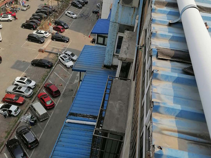 屋頂屋面修復(fù)：在漏水處找損壞的地方，進行修補，檢查屋頂材料中的裂紋或水泡。用一把美工刀在水泡的中間切開一條線。擠出或吸收水泡內(nèi)的任何水。這個地區(qū)需要完全干燥。在松散的屋面材料下涂上大量的水泥，然后壓下。檢查表面連接的區(qū)域，如煙囪或通風(fēng)管。尋找嵌縫損壞，并在必要時重新填縫。