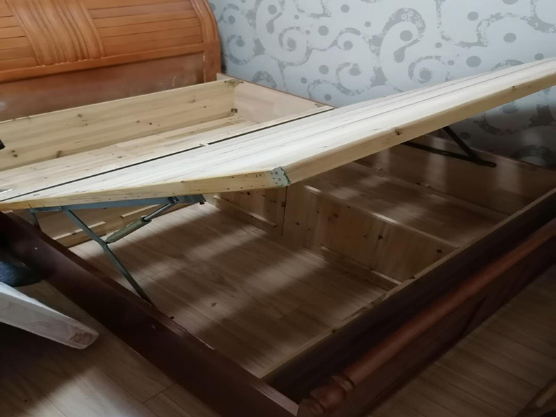 臥室木床維修： 1.表面出現(xiàn)細(xì)微擦傷 　　如果家里有小寶寶，寶寶在床上蹦跳，容易使床上的漆膜脫落，此時(shí)不需要過分責(zé)備寶寶，應(yīng)該想著方法補(bǔ)救，比如，用色筆按實(shí)木床色調(diào)加以修補(bǔ)，然后在表面涂上透明的指甲油，這樣也能遮蓋脫落的色塊，起到不錯(cuò)的效果。 　　2.出現(xiàn)裂縫，孔洞 　　(1)實(shí)木床如果不注意保養(yǎng)，使用時(shí)間長(zhǎng)了，可能會(huì)出現(xiàn)裂縫，如果要修補(bǔ)，可以找一些沒用的舊書，把它剪成碎屑嵌入縫內(nèi)，然后再加明礬固定一下; 　　(2)也可以找相同顏色的木屑，把它嵌入裂縫，用白膠水固定好，固定時(shí)，一定要細(xì)心，不要讓白膠水滴的到處都是，比較難清理。 　　3.差色燙痕 　　很多人有喝茶或者喝咖啡的習(xí)慣，喜歡放在床沿邊上，方便飲用，時(shí)間久了會(huì)出現(xiàn)影響美觀的茶色燙痕，如果想要去掉這些丑陋的痕跡，可以使用濕布蘸著少量的濃茶，擦拭有痕跡的地方，可以有效解決這樣的問題。