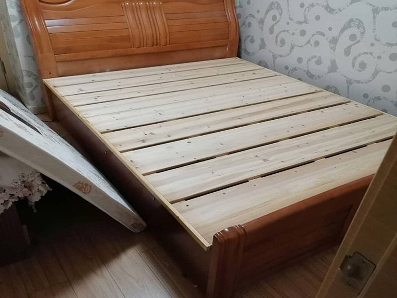 臥室木床維修： 1.表面出現(xiàn)細(xì)微擦傷 　　如果家里有小寶寶，寶寶在床上蹦跳，容易使床上的漆膜脫落，此時(shí)不需要過分責(zé)備寶寶，應(yīng)該想著方法補(bǔ)救，比如，用色筆按實(shí)木床色調(diào)加以修補(bǔ)，然后在表面涂上透明的指甲油，這樣也能遮蓋脫落的色塊，起到不錯(cuò)的效果。 　　2.出現(xiàn)裂縫，孔洞 　　(1)實(shí)木床如果不注意保養(yǎng)，使用時(shí)間長(zhǎng)了，可能會(huì)出現(xiàn)裂縫，如果要修補(bǔ)，可以找一些沒用的舊書，把它剪成碎屑嵌入縫內(nèi)，然后再加明礬固定一下; 　　(2)也可以找相同顏色的木屑，把它嵌入裂縫，用白膠水固定好，固定時(shí)，一定要細(xì)心，不要讓白膠水滴的到處都是，比較難清理。 　　3.差色燙痕 　　很多人有喝茶或者喝咖啡的習(xí)慣，喜歡放在床沿邊上，方便飲用，時(shí)間久了會(huì)出現(xiàn)影響美觀的茶色燙痕，如果想要去掉這些丑陋的痕跡，可以使用濕布蘸著少量的濃茶，擦拭有痕跡的地方，可以有效解決這樣的問題。